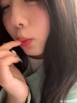 stripchat平台的人气女神，19岁学生妹，【Olivia】，童颜巨乳，高潮狂喷水，跟个水龙头一样，震撼刺激，屌爆了！ 截图14