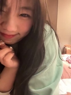 stripchat平台的人气女神，19岁学生妹，【Olivia】，童颜巨乳，高潮狂喷水，跟个水龙头一样，震撼刺激，屌爆了！ 截图15