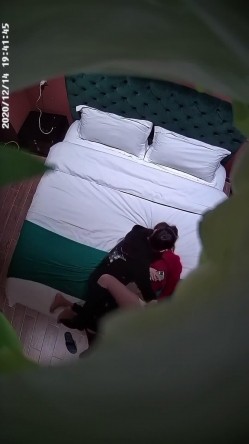 情趣酒店独家私享台偷拍变态男穿女装丝袜操逼这样会更爽 截图1