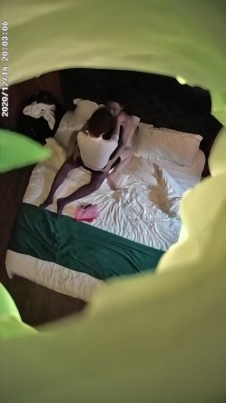 情趣酒店独家私享台偷拍变态男穿女装丝袜操逼这样会更爽 截图7