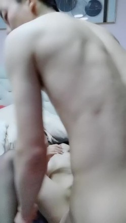 高人气~车女郎仔仔没电了 我喜欢吃硬的鸡巴 骚货 性欲强 需要很多屌操才能满足 木耳都被操黑化了 截图12