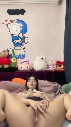 性感制服网红妹子，道具大黑牛自慰騒穴，还自己闻闻自己骚水 截图4