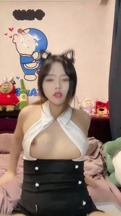 性感制服网红妹子，道具大黑牛自慰騒穴，还自己闻闻自己骚水 截图5