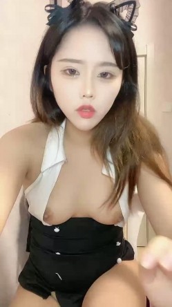 性感制服网红妹子，道具大黑牛自慰騒穴，还自己闻闻自己骚水 截图14