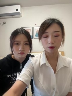 ️清纯主播【202509yoyo】表姐带着表妹下海直播、在线教口活、练习做爱姿势 截图2