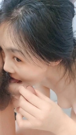 很耐草的小少妇在家被小哥疯狂蹂躏，全程露脸口交乳交大鸡巴，让小哥无套插入后入爆草直接干尿吃奶舔逼颜射 截图4