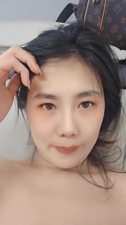 很耐草的小少妇在家被小哥疯狂蹂躏，全程露脸口交乳交大鸡巴，让小哥无套插入后入爆草直接干尿吃奶舔逼颜射 截图15