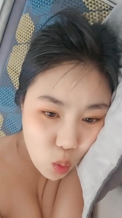很耐草的小少妇在家被小哥疯狂蹂躏，全程露脸口交乳交大鸡巴，让小哥无套插入后入爆草直接干尿吃奶舔逼颜射 截图16