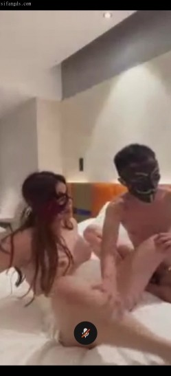 【抖音福利】性爱女王【叶娇娇】会议室性爱XO闺蜜双飞 自慰 丝袜高跟诱惑 户外口交 车震 截图4