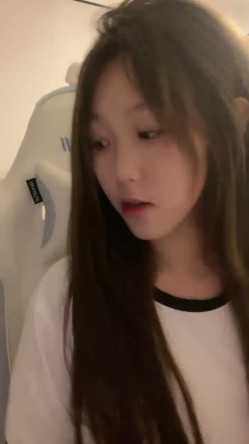 外表甜美颜值少女！大尺度自慰秀！撩起衣服露美乳，掰穴双指扣弄，跳蛋震动塞入骚穴 截图1