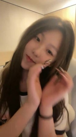 外表甜美颜值少女！大尺度自慰秀！撩起衣服露美乳，掰穴双指扣弄，跳蛋震动塞入骚穴 截图2