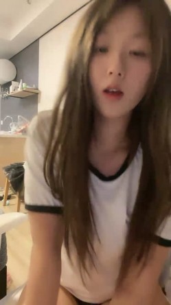 外表甜美颜值少女！大尺度自慰秀！撩起衣服露美乳，掰穴双指扣弄，跳蛋震动塞入骚穴 截图3