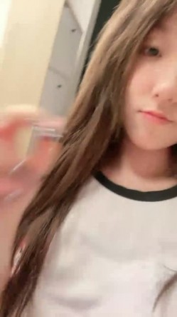 外表甜美颜值少女！大尺度自慰秀！撩起衣服露美乳，掰穴双指扣弄，跳蛋震动塞入骚穴 截图4