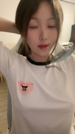 外表甜美颜值少女！大尺度自慰秀！撩起衣服露美乳，掰穴双指扣弄，跳蛋震动塞入骚穴 截图5
