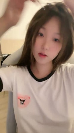 外表甜美颜值少女！大尺度自慰秀！撩起衣服露美乳，掰穴双指扣弄，跳蛋震动塞入骚穴 截图7