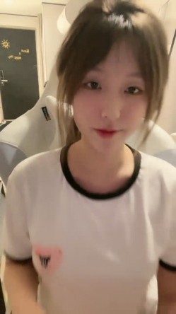 外表甜美颜值少女！大尺度自慰秀！撩起衣服露美乳，掰穴双指扣弄，跳蛋震动塞入骚穴 截图8