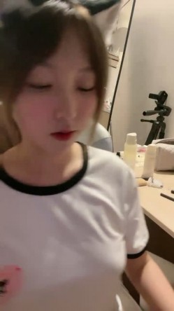外表甜美颜值少女！大尺度自慰秀！撩起衣服露美乳，掰穴双指扣弄，跳蛋震动塞入骚穴 截图9