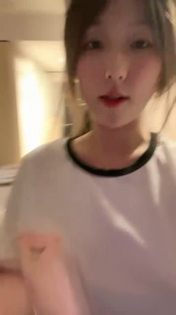 外表甜美颜值少女！大尺度自慰秀！撩起衣服露美乳，掰穴双指扣弄，跳蛋震动塞入骚穴 截图10