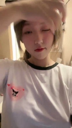 外表甜美颜值少女！大尺度自慰秀！撩起衣服露美乳，掰穴双指扣弄，跳蛋震动塞入骚穴 截图11