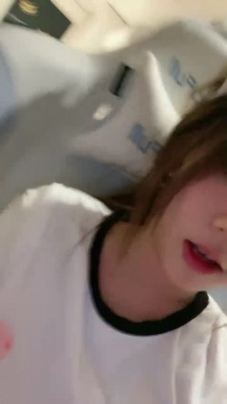 外表甜美颜值少女！大尺度自慰秀！撩起衣服露美乳，掰穴双指扣弄，跳蛋震动塞入骚穴 截图13