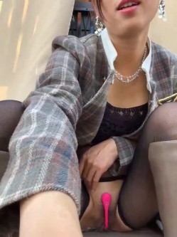 户外露出，安徽人妻劲爆力作，【Jing_qing21】，旁边人来人往，黑丝跳蛋玩喷水，超刺激超紧张 截图2