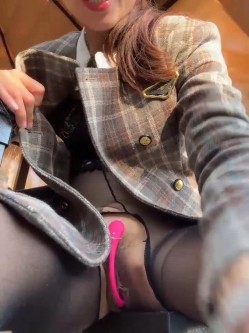 户外露出，安徽人妻劲爆力作，【Jing_qing21】，旁边人来人往，黑丝跳蛋玩喷水，超刺激超紧张 截图4