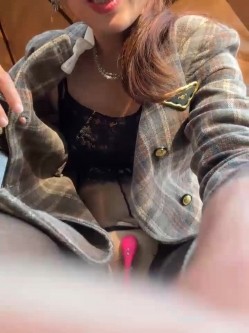 户外露出，安徽人妻劲爆力作，【Jing_qing21】，旁边人来人往，黑丝跳蛋玩喷水，超刺激超紧张 截图5
