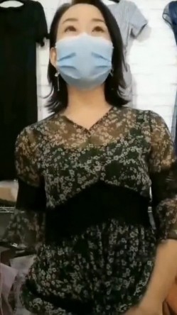 气质熟女老板娘 趁店里没有生意 展示她的小翘臀 问你喜不喜欢 截图1