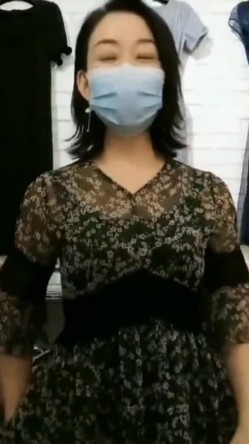气质熟女老板娘 趁店里没有生意 展示她的小翘臀 问你喜不喜欢 截图3