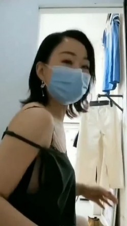 气质熟女老板娘 趁店里没有生意 展示她的小翘臀 问你喜不喜欢 截图6