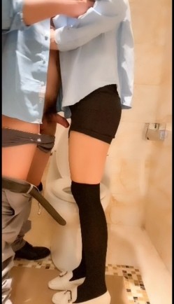 【极品淫娃媛媛性爱记】胁迫变勾引 与暗恋我依旧的男同事在单位洗手间做爱口爆 疯狂无套骑乘 截图3