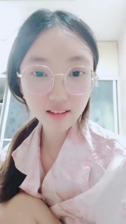 【安安宝贝】，清纯眼镜学妹，暑假在家偷偷播，看着外表是个乖乖女，脱光了骚气逼人 截图1