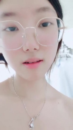 【安安宝贝】，清纯眼镜学妹，暑假在家偷偷播，看着外表是个乖乖女，脱光了骚气逼人 截图13