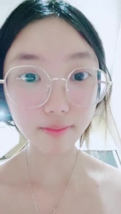 【安安宝贝】，清纯眼镜学妹，暑假在家偷偷播，看着外表是个乖乖女，脱光了骚气逼人 截图14