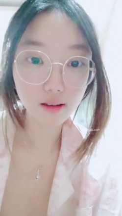 【安安宝贝】，清纯眼镜学妹，暑假在家偷偷播，看着外表是个乖乖女，脱光了骚气逼人 截图15