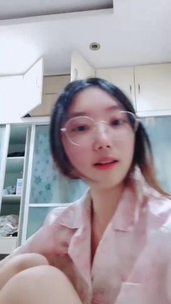 【安安宝贝】，清纯眼镜学妹，暑假在家偷偷播，看着外表是个乖乖女，脱光了骚气逼人 截图16