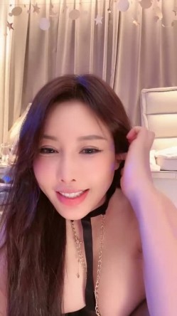 顶级尤物性感台妹！爆乳白虎美穴！吊带黑丝高跟鞋，跳蛋塞馒头穴，玻璃棒爆操，假屌骑乘插到底 截图15