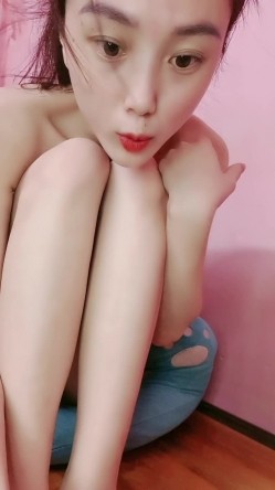冯小花 _ 大眼萌妹 性感丝袜长腿 手指自慰秀，假屌抽插流出白浆 截图3