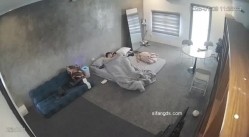 黑客破解家庭网络摄像头偷拍住毛坯房的年轻情侣疯狂做爱有时一天做爱几次 截图1