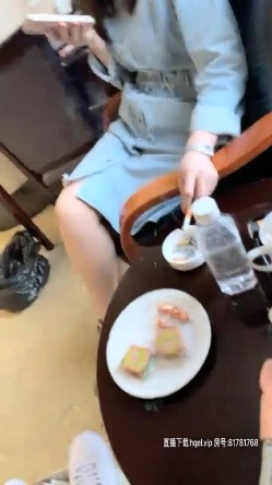 火辣身材甜美巨乳萌妹网购的情趣装跳蛋到货，自慰试用特写玩弄粉逼震动棒，翘起屁股深插非常诱人 截图2