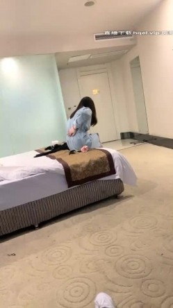 火辣身材甜美巨乳萌妹网购的情趣装跳蛋到货，自慰试用特写玩弄粉逼震动棒，翘起屁股深插非常诱人 截图3
