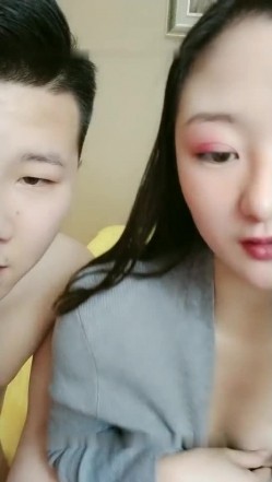 颜值不错丰满小姨子 双人激情口交啪啪 截图5