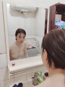 贵在真实的良家人妻、露脸吃鸡做爱，浴室服侍老公，蹲着后入，阴道裹得鸡巴好舒服，怼着大骚屁股射了！ 截图10