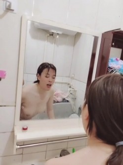 贵在真实的良家人妻、露脸吃鸡做爱，浴室服侍老公，蹲着后入，阴道裹得鸡巴好舒服，怼着大骚屁股射了！ 截图11