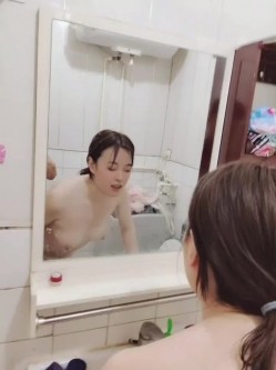贵在真实的良家人妻、露脸吃鸡做爱，浴室服侍老公，蹲着后入，阴道裹得鸡巴好舒服，怼着大骚屁股射了！ 截图12