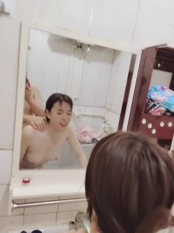 贵在真实的良家人妻、露脸吃鸡做爱，浴室服侍老公，蹲着后入，阴道裹得鸡巴好舒服，怼着大骚屁股射了！ 截图16