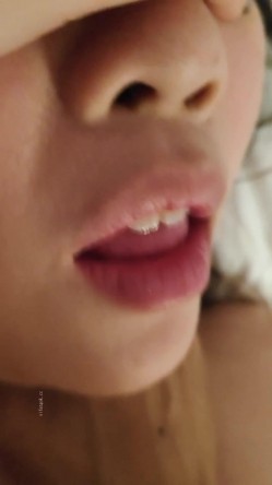 ️云盘高质露脸泄密！大奶肥臀眼镜学生妹自拍照单纯可爱，私下极度反差，被老司机调教啪啪 截图2