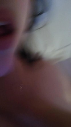 ️云盘高质露脸泄密！大奶肥臀眼镜学生妹自拍照单纯可爱，私下极度反差，被老司机调教啪啪 截图3