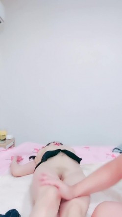 颜值骚货尤物露脸和胖哥哥啪啪做爱大白屁股女上位骑上来操逼最后强撸一嘴 截图1