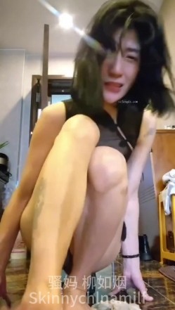 风韵极品骚妈【柳如烟】拳交大黑鲍自慰双洞喷水，各种母狗行为，目测菊花已经玩废了 截图16